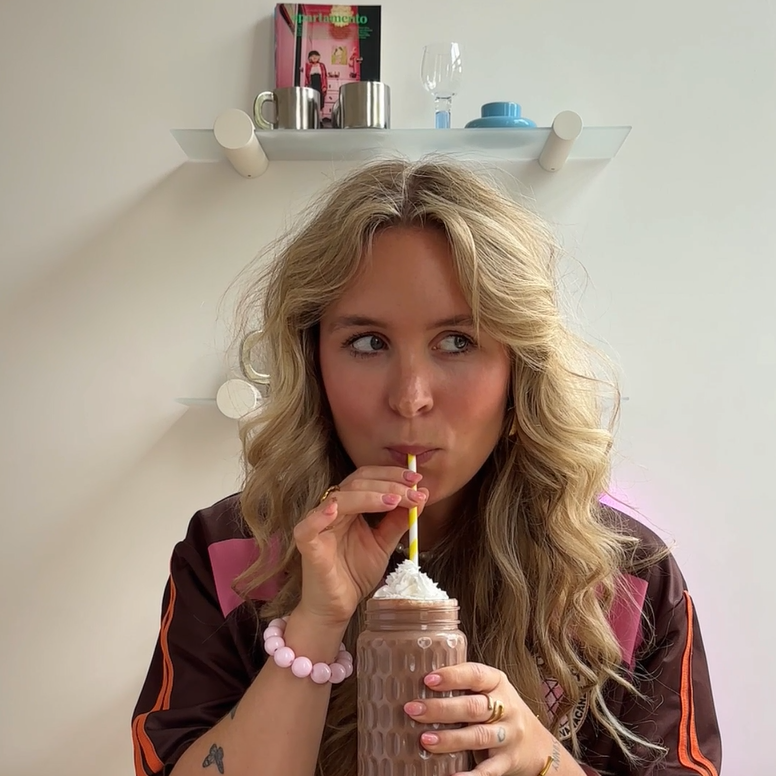 🌿 Earth Blend Cacao Milkshake Romig, verkoelend en vol antioxidanten. Het perfecte zomerse genietmoment.