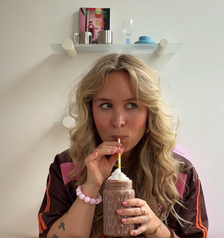 🌿 Earth Blend Cacao Milkshake Romig, verkoelend en vol antioxidanten. Het perfecte zomerse genietmoment.