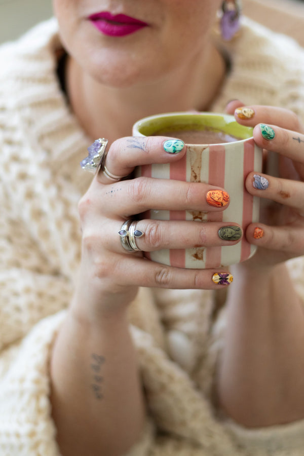 vrouw houd een kopje cacao poeder drank vast